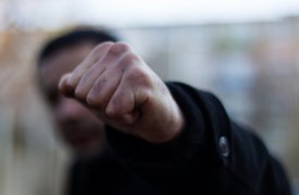 Двое жителей Новомосковска затащили прохожего в гараж, сломали ему ребра и ограбили на 5 тыс. рублей