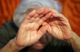 В Донском уголовники ворвались в квартиру соседки, выбили ей зубы и ограбили