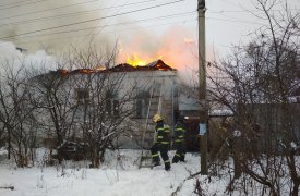 Сильный пожар в тульском Заречье тушили 27 огнеборцев
