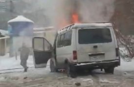 В Туле на ул. Кауля среди бела дня загорелся автомобиль