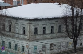 В Туле почти два дня собака просидела на крыше заброшенного дома