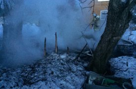 Ранним утром в Алексине 12 человек тушили горящий сарай