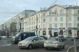 Утром в Туле на Красноармейском проспекте столкнулись «Газель» и иномарка