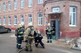 В Петелино горящий корпус психиатрической больницы тушили 54 человека
