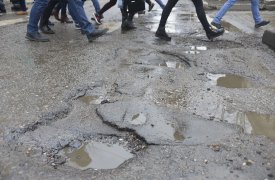 В городской администрации ищут подрядчика для ремонта обвалившегося тротуара на мосту через р. Тулица