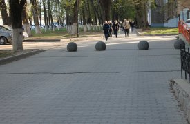 По просьбе туляков возле дома на пр. Ленина установили ограничители для машин