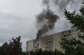 Накануне вечером в девятиэтажке на ул. Пузакова вспыхнула крыша