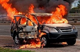 В Новомосковске полыхал автомобиль «Саньенг»