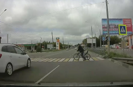 За секунду до: в Новомосковске на ул. Мира чуть не сбили пешехода