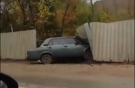 В Туле на Новомосковском шоссе «ВАЗ» влетел в забор городской свалки. Видео