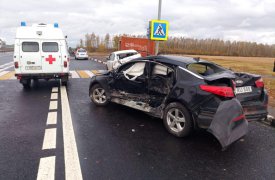На трассе под Тулой «Киа» протаранил остановку: пострадали трое