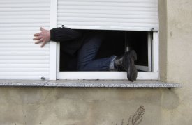 В центре Тулы вскрыли отделение банка. Преступник влез через окно