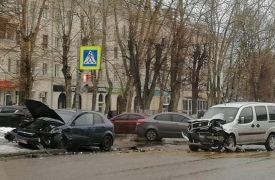 ДТП в Туле на проспекте Ленина: машины «раскидало» по дороге