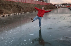 Туляк проверил прочность льда в реке на Казанской набережной