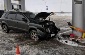 Под Тулой автоледи устроила ДТП на заправке и чуть не снесла колонку АЗС