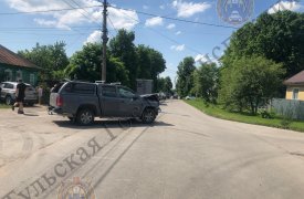 Под Тулой из-за пьяного лихача автоледи с ребенком влетела в жилой дом