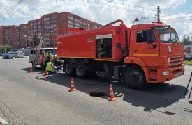 В Туле на Красноармейском проспекте чистят ливневую канализацию