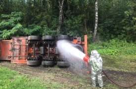 В Новомосковске цистерна с топливом опрокинулась в кювет
