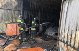 В Новомосковске пожар повредил два автомобиля и автобус