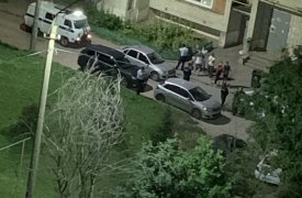 В тульском дворе в одном одеяле расхаживал пьяный дебошир