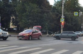 В Туле на ул. Фрунзе не поделили дорогу две иномарки