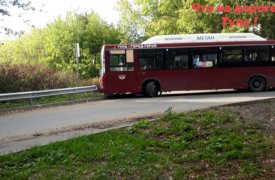 В тульском Мясново пассажирский автобус влетел в отбойник