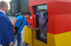 В Туле на Казанской набережной установили обновленную онлайн-дверь