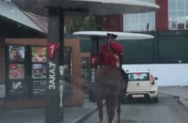 Туляки заметили на улицах гусара