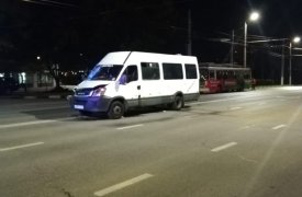 В Туле на ул. Октябрьской микроавтобус сбил водителя троллейбуса