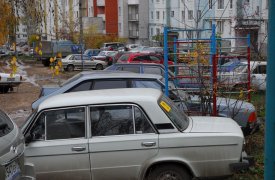 Пьяный туляк пытался повредить колеса припаркованной на ул. Тимирязева иномарки