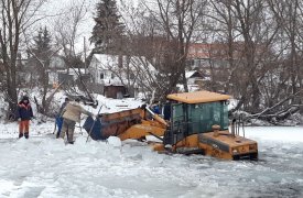 В Тульской области при расчистке пруда под воду ушёл трактор
