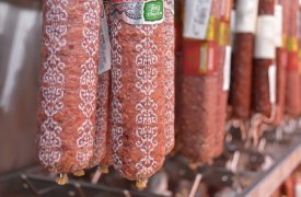 Эксперт прокомментировал возможное повышение цен на колбасу и сосиски