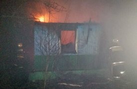 В Новомосковсе выгорела дача: есть пострадавший