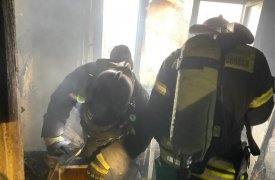 В Новомосковске пожарные вывели из огня 4 человек