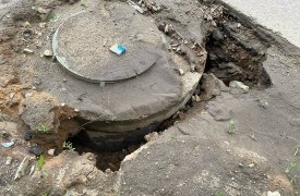 В Туле на улице Ушинского проваливается канализационный люк