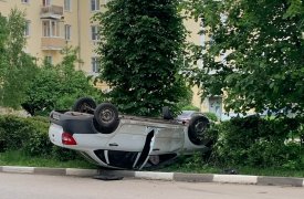 В Новомосковске Lada врезалась в стоящие автомобили и перевернулась: есть пострадавшие
