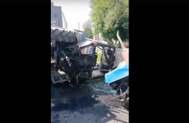 В Новомосковске трактор столкнулся с «Рено» и разломился пополам