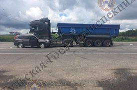 Под Новомосковском Nissan не уступил дорогу грузовику: три человека в больнице