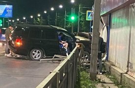 В Новомосковске столкнувшиеся легковушки протаранили забор