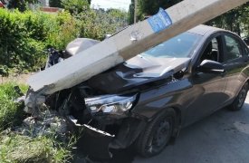 В новомосковске «Лада Веста» снесла столб освещения