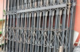 В Богородицком районе двое парней украли несколько секций чугунного забора