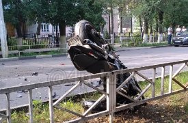 В Новомосковске мотоциклист врезался в Kia: его пассажир вылетел на капот Peugeot и скончался