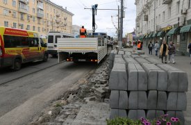 И снова Тула стоит в пробках: на проспекте Ленина разгружают бордюрные камни