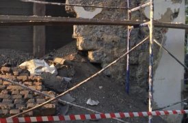 В поселке под Богородицком при ремонте фасада у дома обвалилась стена
