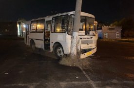 В Новомосковске автобус маршрута №150 «на ровном месте» въехал в столб