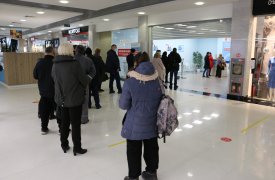 В тульских прививочных пунктах образовались огромные очереди после введения QR-кодов