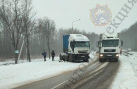В Чернском районе в тройном ДТП с двумя грузовиками и легковушкой пострадали 3 человека