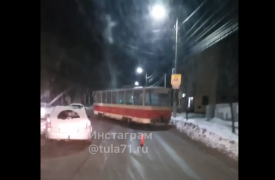 В Туле на Оружейной улице с рельсов сошел трамвай
