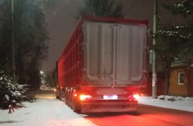 Сотрудники тульской Госавтоинспекции спасли дальнобойщика, забуксовавшего в снегу