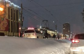 В Туле на проспекте Ленина Nissan столкнулся с трамваем и спровоцировал пробку